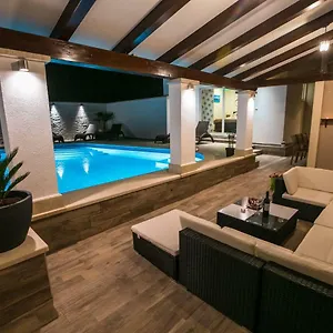Apartment Luxury Elis With Private Pool, Pula
